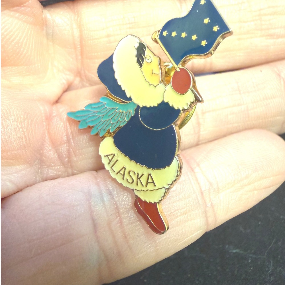 ACE‎ Alaska Souvenir Enamel Pin Eskimo Angel with State Flag Gold Tone Vintage